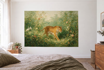 Tapiz tigre entre enredaderas en flor en dormitorio claro frente a la cama, cómoda de madera a la derecha – verde y naranja