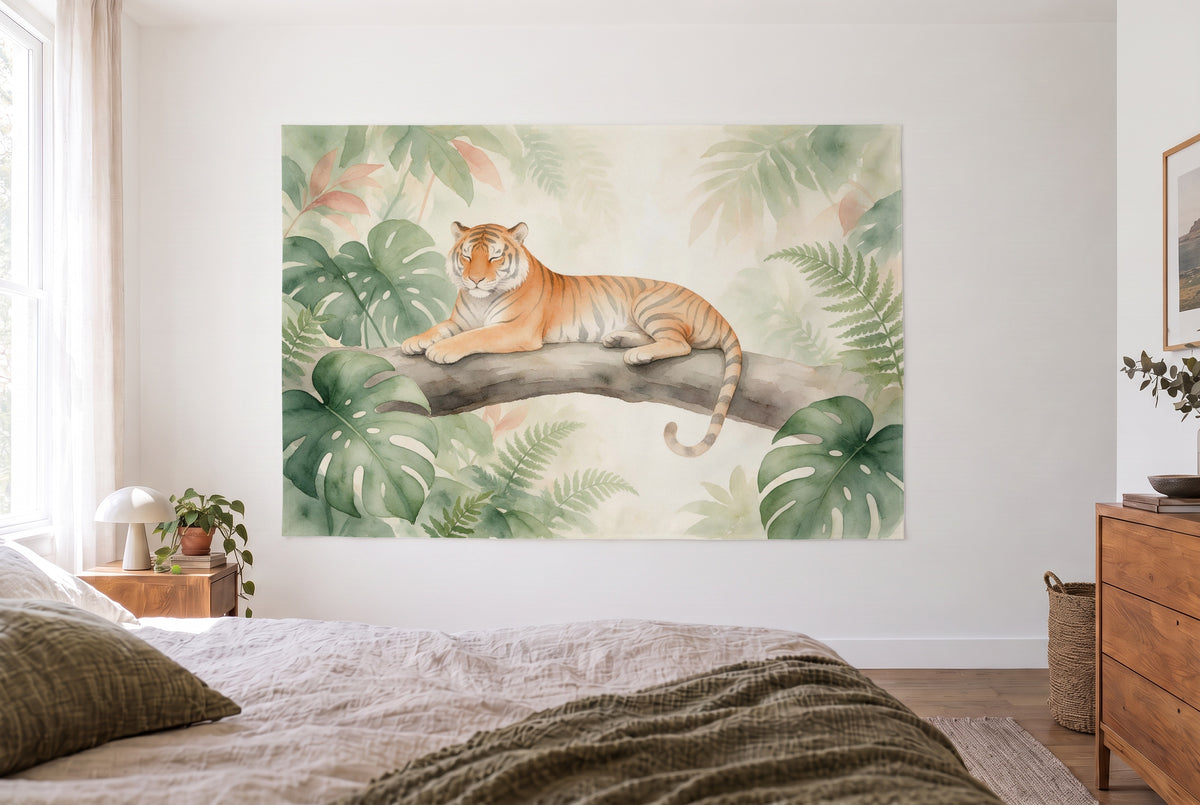 Wandtuch Tiger im Dschungel als Aquarell im hellen Schlafzimmer gegenüber dem Bett, rechts eine Holzkommode – Grün und Rosa