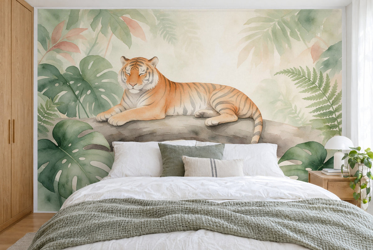 Bedruckter Stoff im XXL-Format: ruhender Tiger links auf dem Ast zwischen Blättern, wandfüllend hinter dem Bett