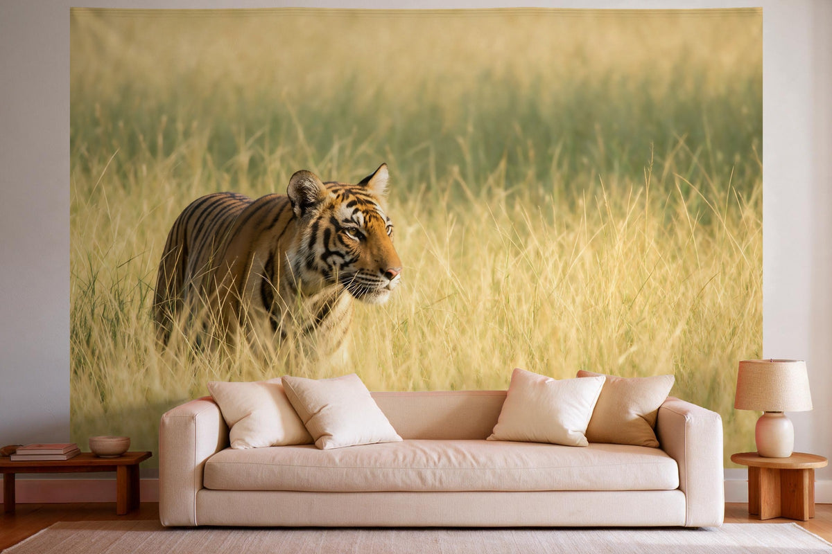 Wandtuch XXL Tiger im hohen Gras als Wanddeko im hellen Wohnzimmer über dem Sofa