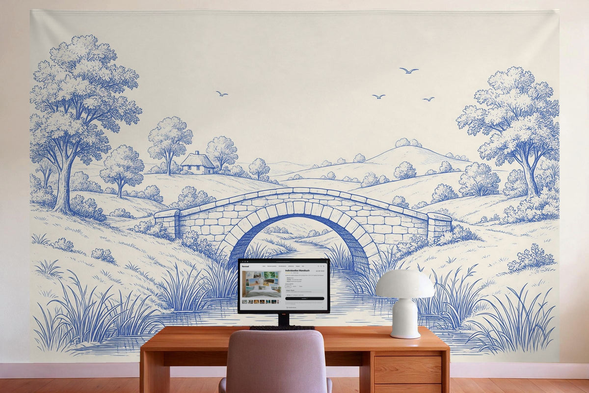 Wandtuch XXL Toile de Jouy mit Steinbrücke in Blau als Wanddeko im Büro hinter dem Schreibtisch
