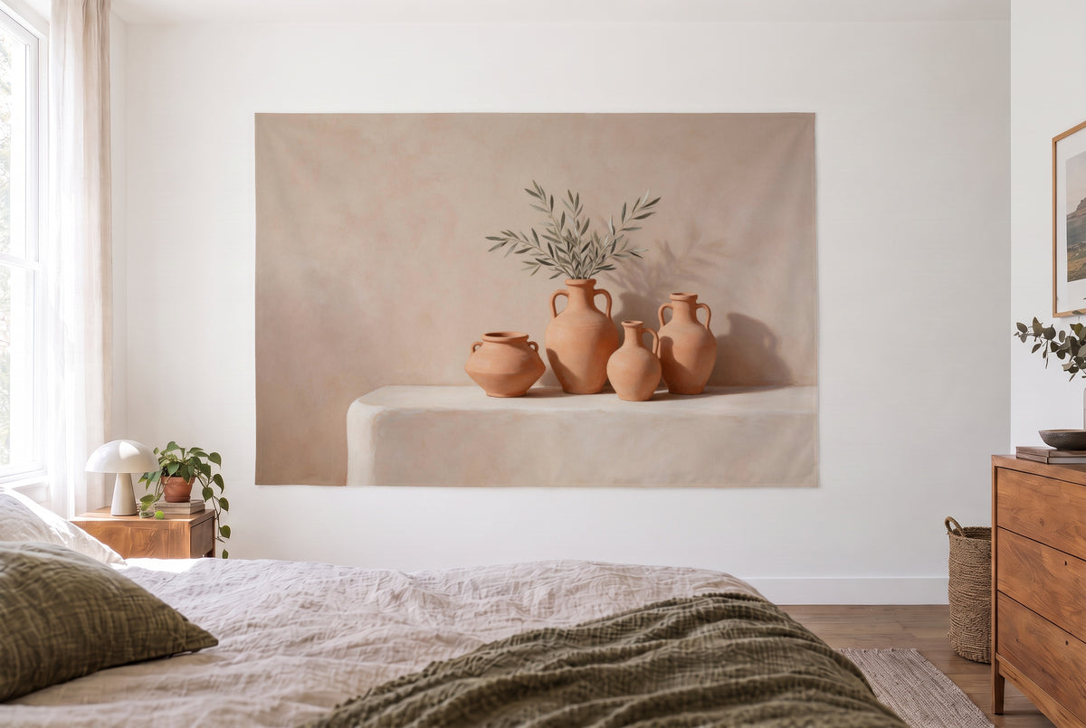 Tenture murale Jarres en terre cuite dans la chambre claire face au lit, commode en bois à droite – orange et beige