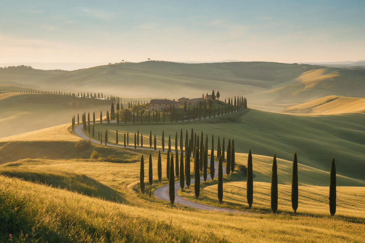 Collines de Toscane, allée de cyprès et domaine dans la lumière dorée du soir, tenture murale imprimée sur tissu – or et vert