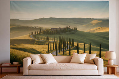 Tapiz de pared XXL Colinas de la Toscana con cipreses como decoración en un salón luminoso sobre el sofá