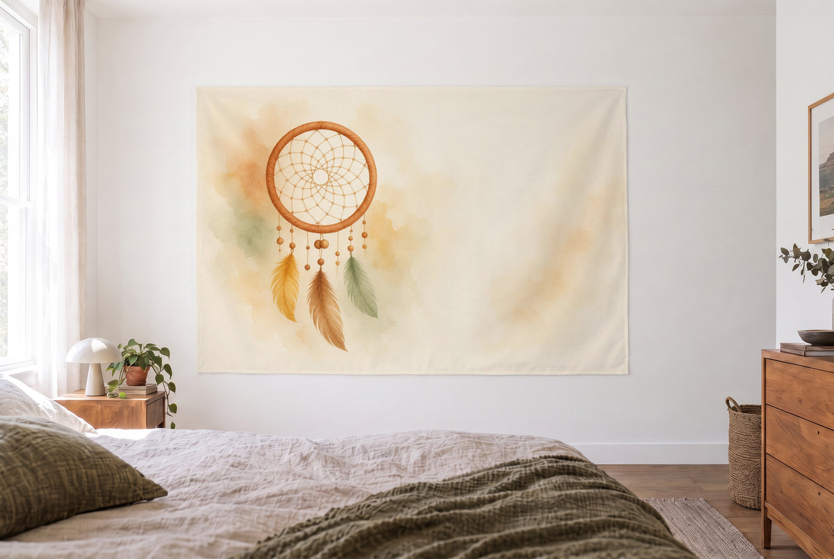 Tapiz atrapasueños con plumas en el dormitorio claro frente a la cama, cómoda de madera a la derecha – rojo, amarillo y verde