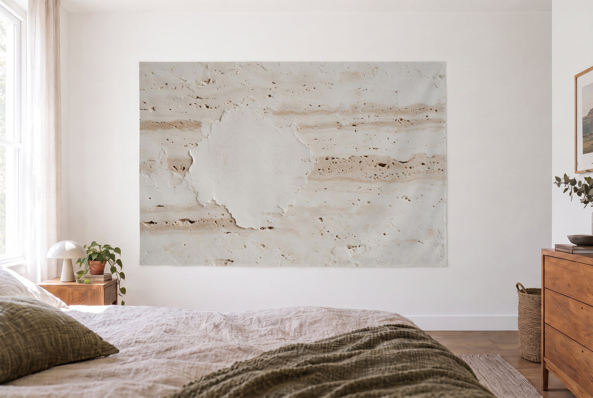 Wandtuch Travertin-Wand mit verwittertem Kalkputz im hellen Schlafzimmer gegenüber dem Bett, rechts Holzkommode – Beige Weiss