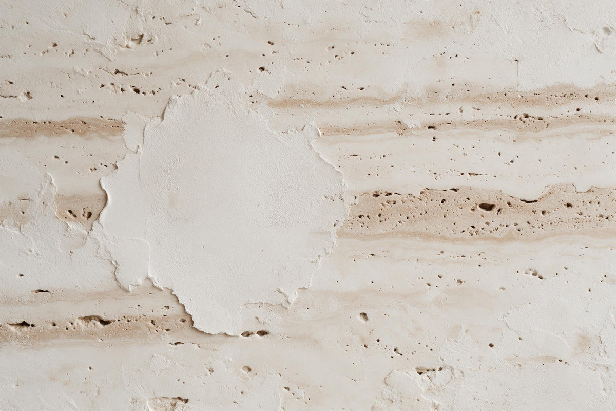 Travertin-Wand mit verwittertem Kalkputz und Poren in Beige, als Wandtuch, auf Stoff gedruckt – Beige und Weiss