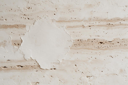 Travertin-Wand mit verwittertem Kalkputz und Poren in Beige, als Wandtuch, auf Stoff gedruckt – Beige und Weiss