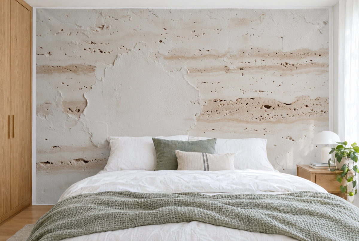 Bedruckter Stoff im XXL-Format: Kalkputz-Zone links mittig auf Travertin, Poren und Beige, wandfüllend hinter dem Bett
