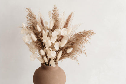 Trockenblumen in bauchiger Tonvase mit Pampasgras und Silberblatt, als Wandtuch, auf Stoff gedruckt – Beige und Braun