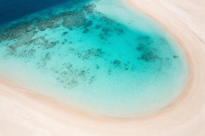 Plage tropicale vue du ciel, eau turquoise et courbe de sable, tenture murale imprimée sur tissu – turquoise et beige