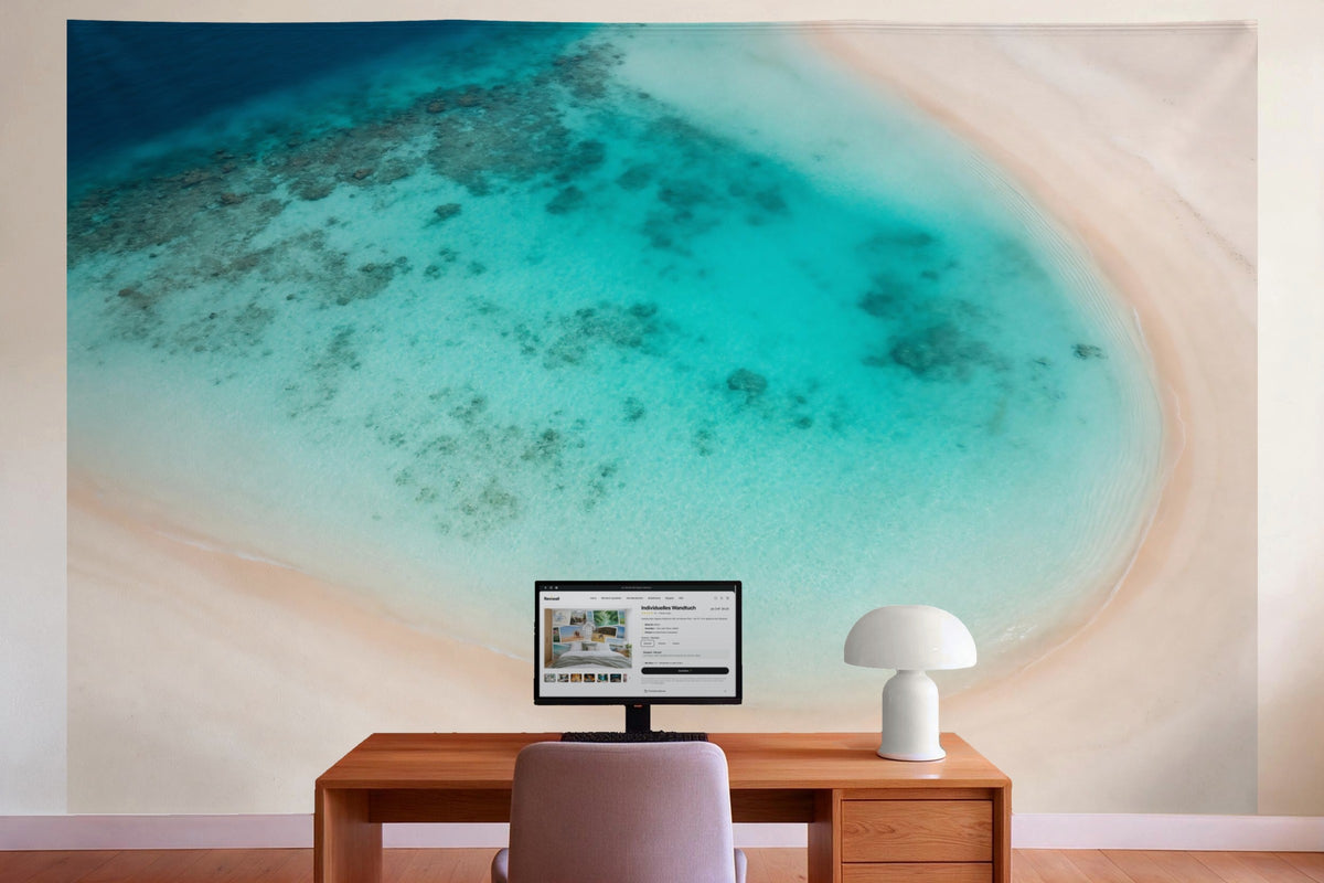 Decoración de pared en la oficina detrás del escritorio: tapiz de tela Playa tropical desde arriba con agua turquesa