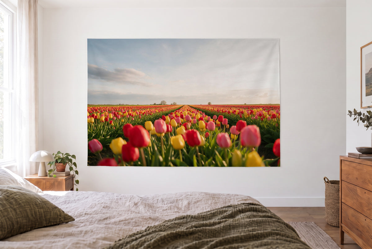 Tenture champ de tulipes au printemps dans une chambre claire face au lit, commode en bois à droite – rouge, jaune et rose