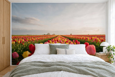 Tissu imprimé XXL : rangées de tulipes vers l'horizon au centre, vaste ciel du soir en haut, mur entier derrière le lit