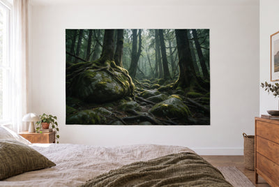 Wandtuch Urwald mit bemoosten Felsblöcken im hellen Schlafzimmer gegenüber dem Bett, rechts eine Holzkommode – Grün