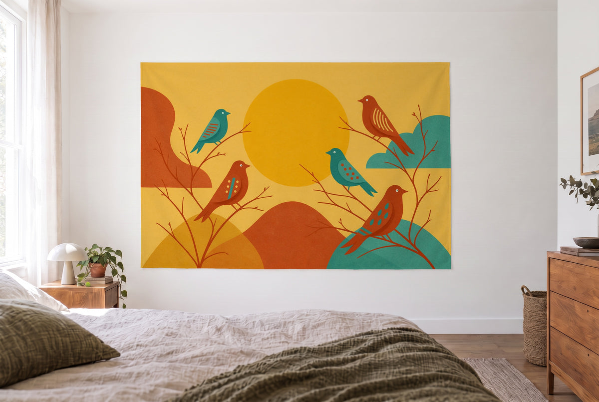 Tapiz pájaros al sol mid-century en un dormitorio claro frente a la cama, cómoda de madera a la derecha – amarillo