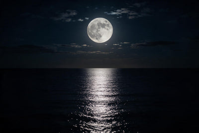 Grande pleine lune sur mer calme et chemin de lumière argenté la nuit, tenture murale imprimée sur tissu – noir et argent