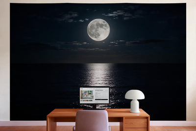 Déco murale dans le bureau derrière la table de travail : tenture murale Pleine lune sur la mer, imprimée sur tissu