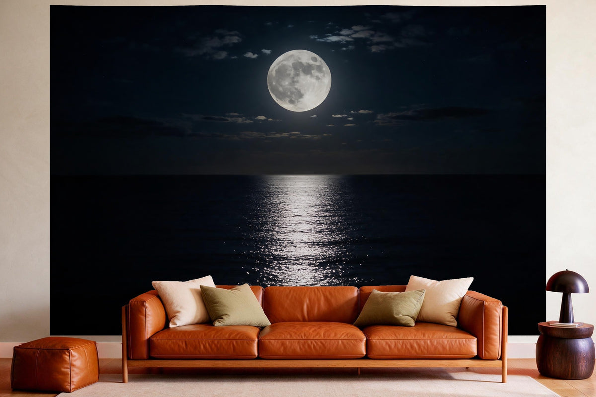 Tenture murale XXL Pleine lune sur la mer en déco murale dans un salon chaleureux au-dessus du canapé en cuir