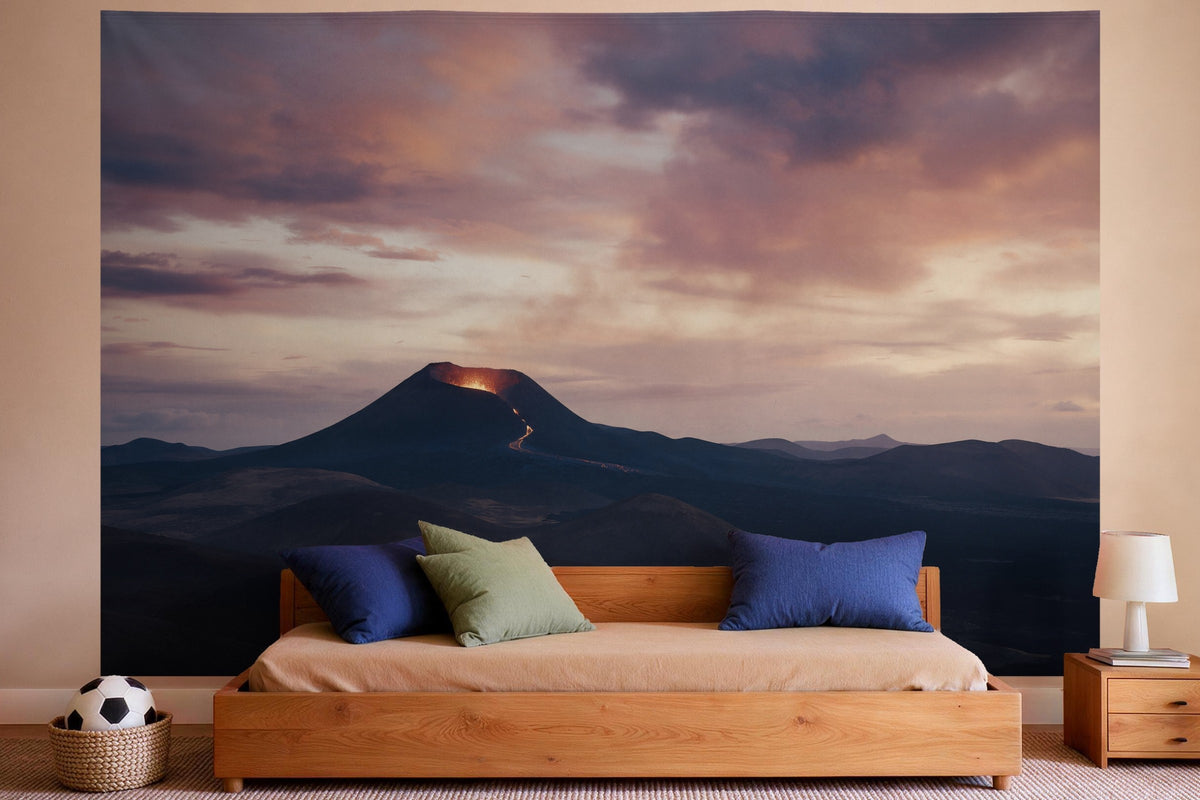 Tapiz de pared XXL Volcán al atardecer como decoración en un dormitorio de niño