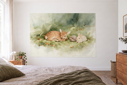 Tapiz animales del bosque en musgo en dormitorio claro frente a la cama, cómoda de madera a la derecha – salvia y crema