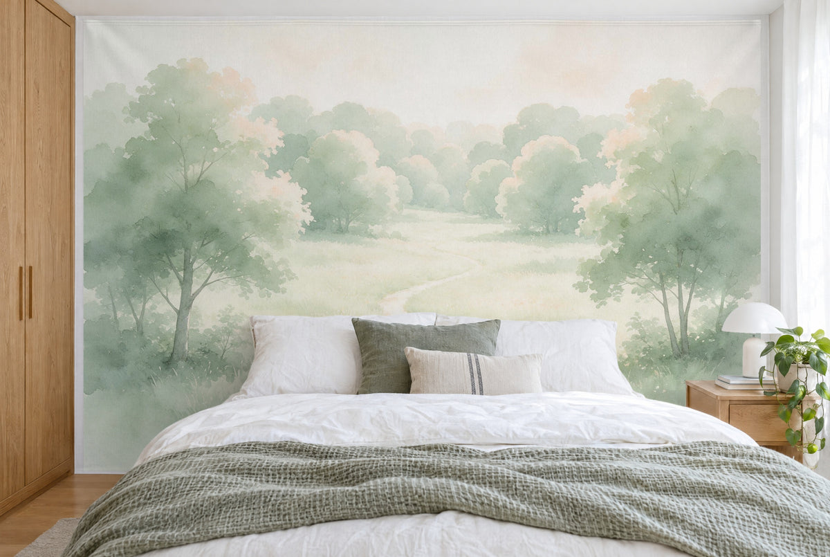 Grosses Wandtuch Waldwiese in Salbeigrün als Aquarell im Schlafzimmer wandfüllend hinter dem Bett – Wandbehang aus Stoff