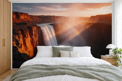 Tissu imprimé XXL : cascade à gauche du centre, à droite un arc-en-ciel dans les embruns, mur entier derrière le lit