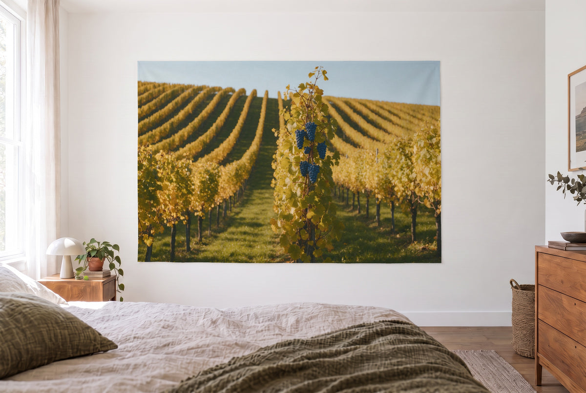 Tenture vignoble en automne, chambre claire face au lit, commode en bois à droite – jaune doré et bleu