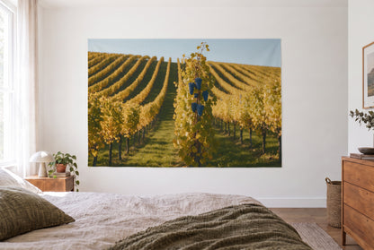 Tenture vignoble en automne, chambre claire face au lit, commode en bois à droite – jaune doré et bleu