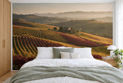 Grosses Wandtuch Weinberge im Herbstlicht im Schlafzimmer wandfüllend hinter dem Bett – Wandbehang aus Stoff