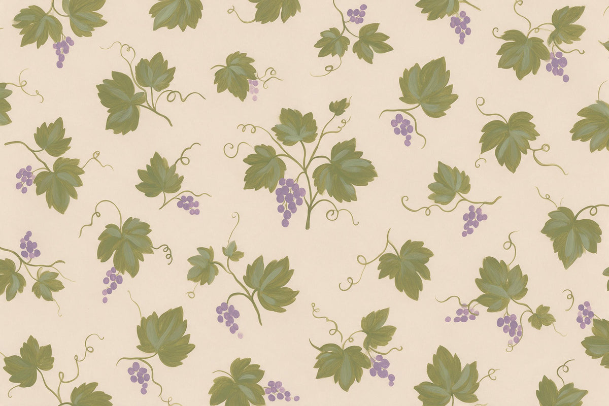 Weinreben mit olivgrünem Laub, Ranken und violetten Trauben auf Beige, als Wandtuch, auf Stoff gedruckt – Grün und Violett