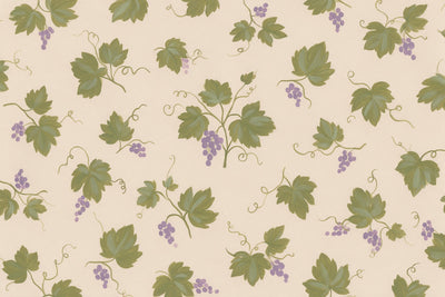 Weinreben mit olivgrünem Laub, Ranken und violetten Trauben auf Beige, als Wandtuch, auf Stoff gedruckt – Grün und Violett