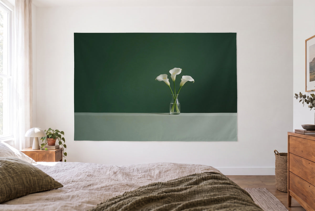 Tenture arums blancs sur fond sombre dans une chambre claire face au lit, commode en bois à droite – vert