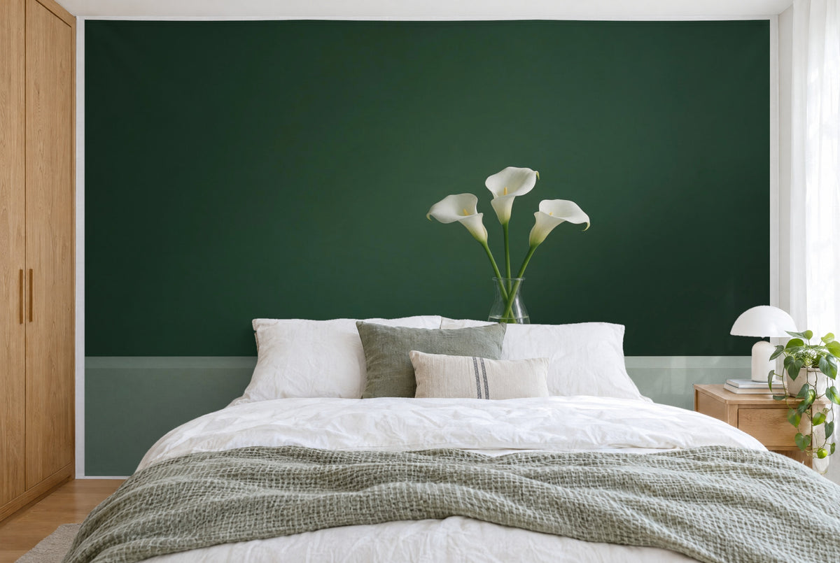 Tissu imprimé XXL : trois arums blancs dans un vase à droite du centre sur vert sombre, mur entier derrière le lit