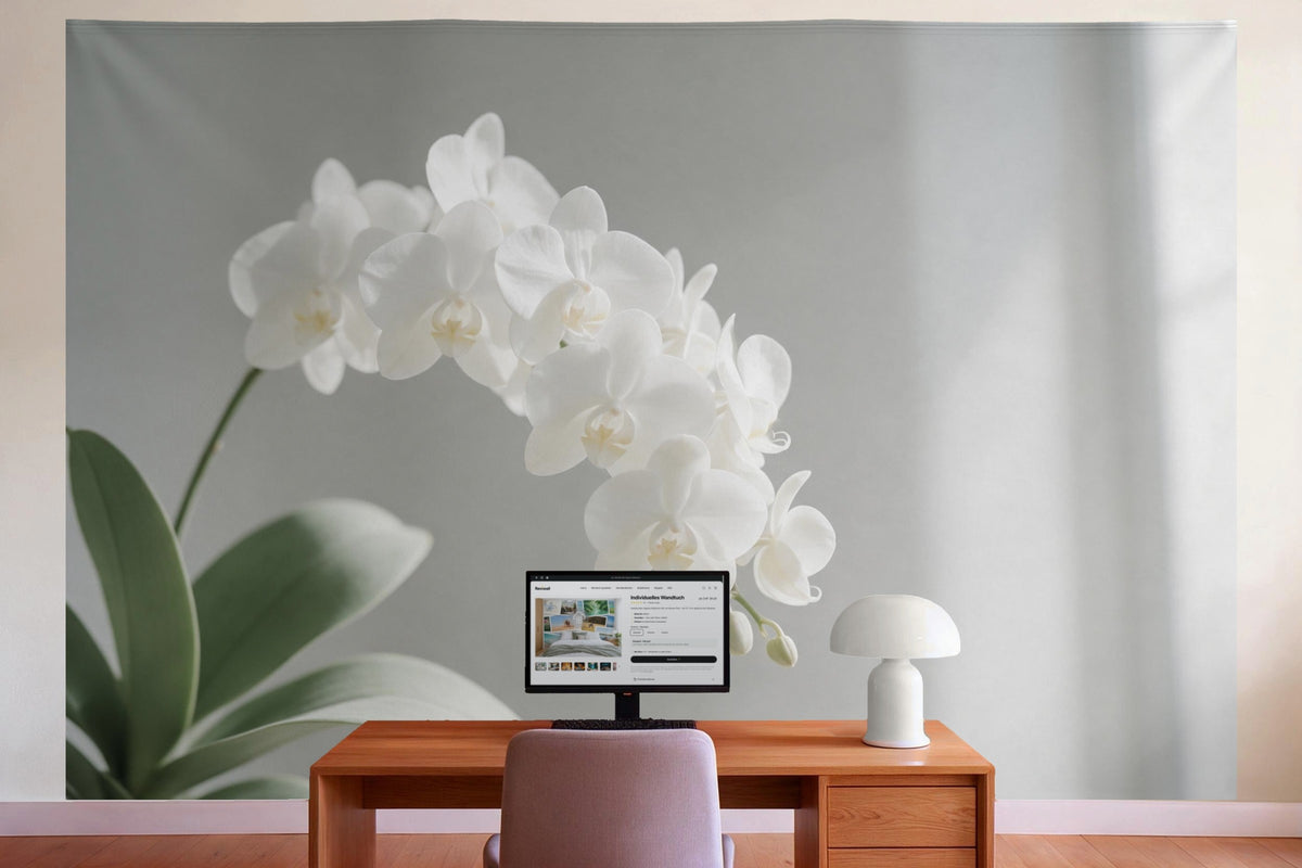 Wanddeko im Büro hinter dem Schreibtisch: Wandtuch Weisse Orchideenrispe, auf Stoff gedruckt
