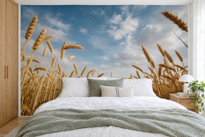 Bedruckter Stoff im XXL-Format: kniehohe Weizenähren vor blauem Wolkenhimmel, wandfüllend hinter dem Bett