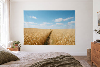 Tenture murale blé avec sentier dans la chambre claire face au lit, commode en bois à droite – or et bleu