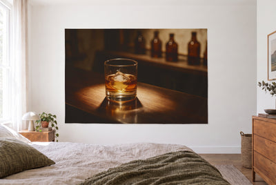 Tapiz vaso de whisky en la barra en el dormitorio claro frente a la cama, cómoda de madera a la derecha – dorado y marrón