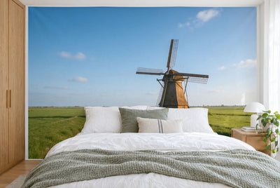 Bedruckter Stoff im XXL-Format: alte Windmühle am Kanal mit Wiese und blauem Himmel, wandfüllend hinter dem Bett