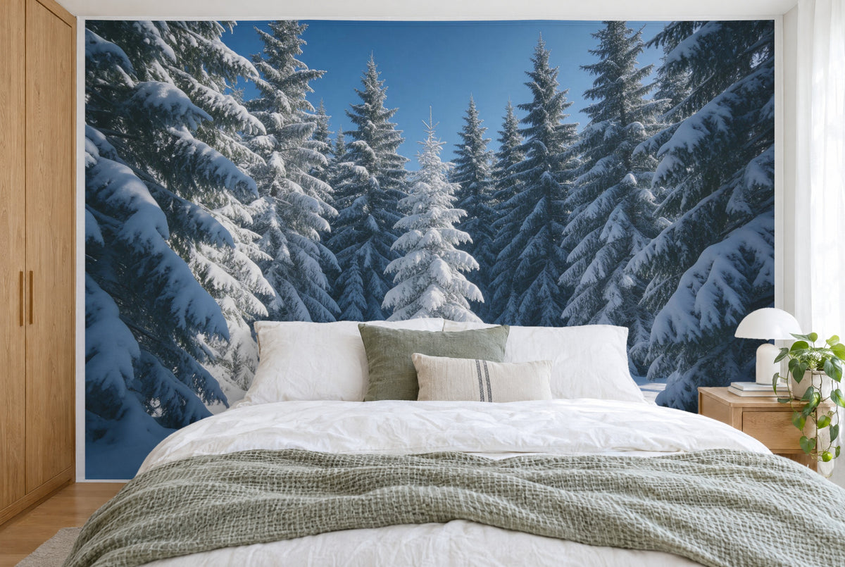 Tela impresa XXL: un abeto nevado centrado ante un bosque más denso, llenando la pared tras la cama