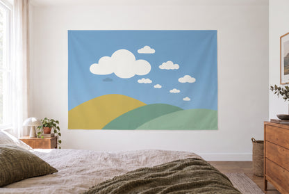 Wandtuch Mid-Century-Wolken im hellen Schlafzimmer gegenüber dem Bett, rechts eine Holzkommode – Blau und Grün