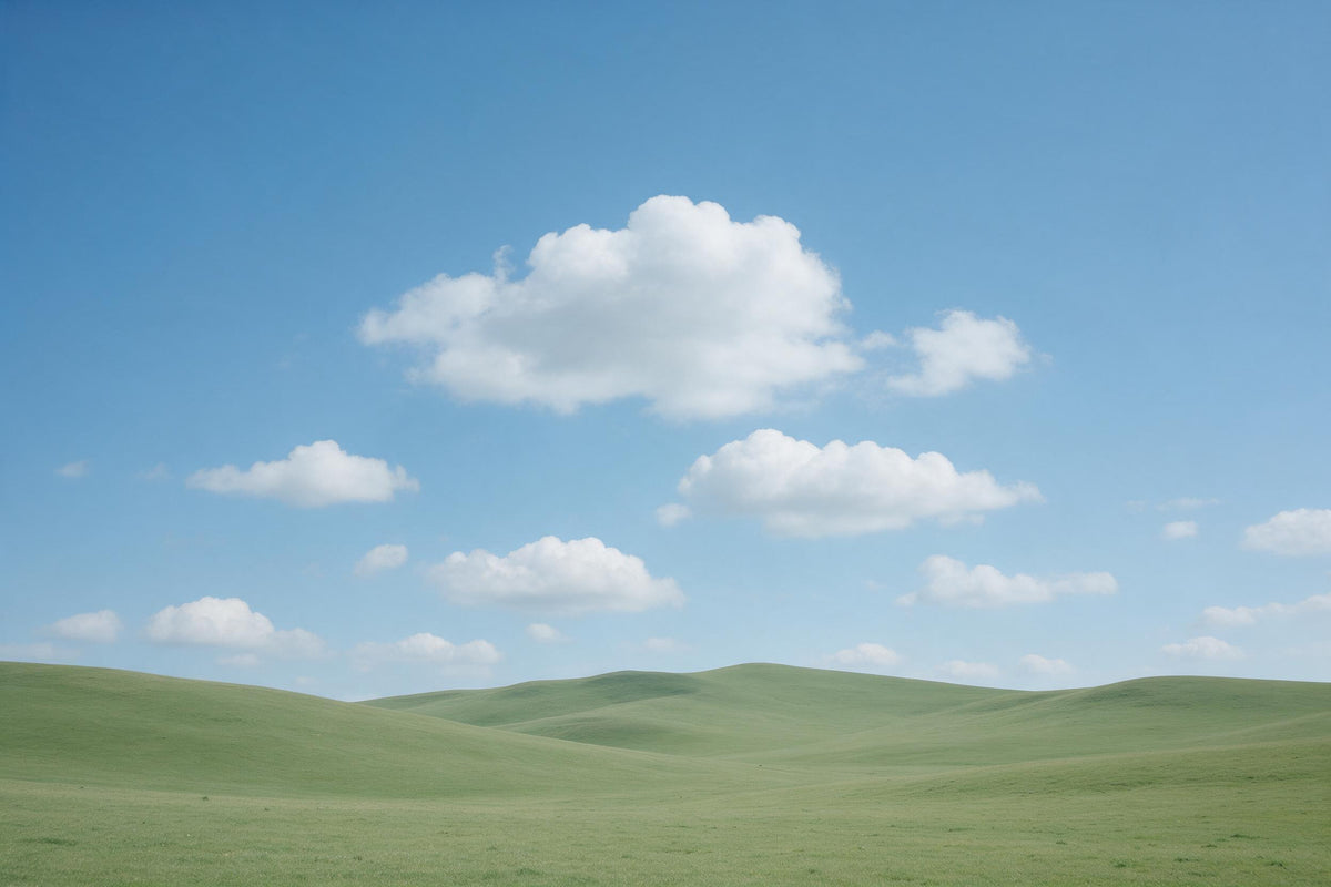 Weiter blauer Himmel mit weissen Quellwolken über grünen Hügeln, als Wandtuch, auf Stoff gedruckt – Blau und Grün