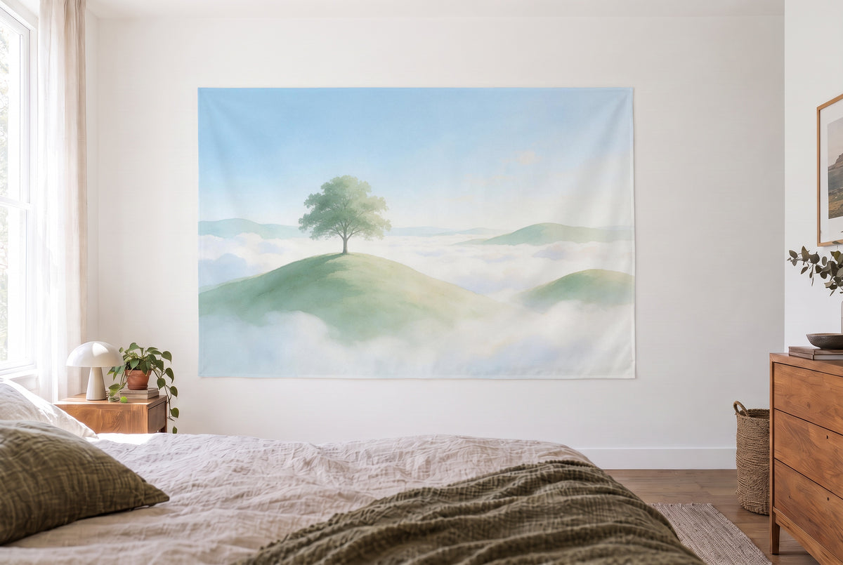 Wandtuch Wolkenmeer über den Hügeln im hellen Schlafzimmer gegenüber dem Bett, rechts eine Holzkommode – Weiss und Blau