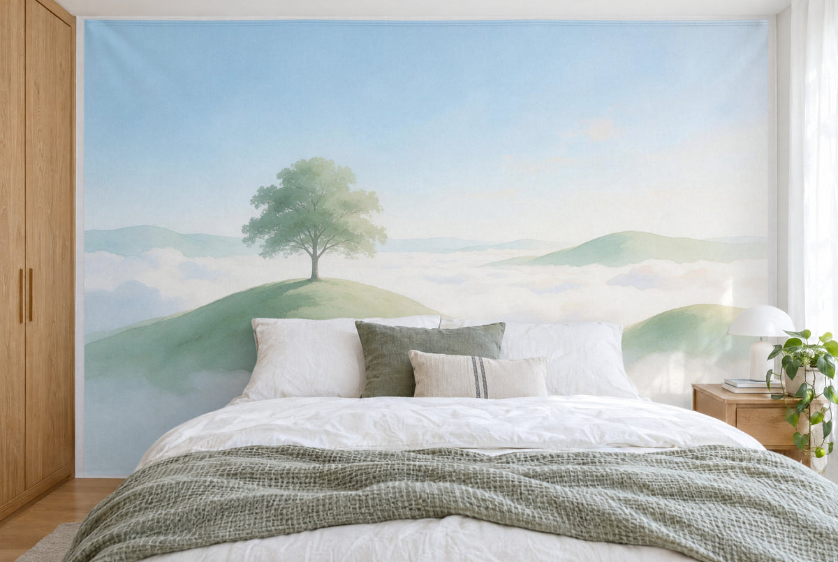 Bedruckter Stoff im XXL-Format: einzelner Baum auf grüner Kuppe links über dem Wolkenmeer, wandfüllend hinter dem Bett