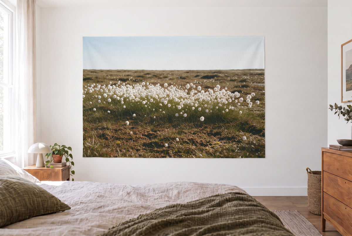 Tenture linaigrette dans la tourbière dans une chambre claire face au lit, commode en bois à droite – blanc, brun et bleu