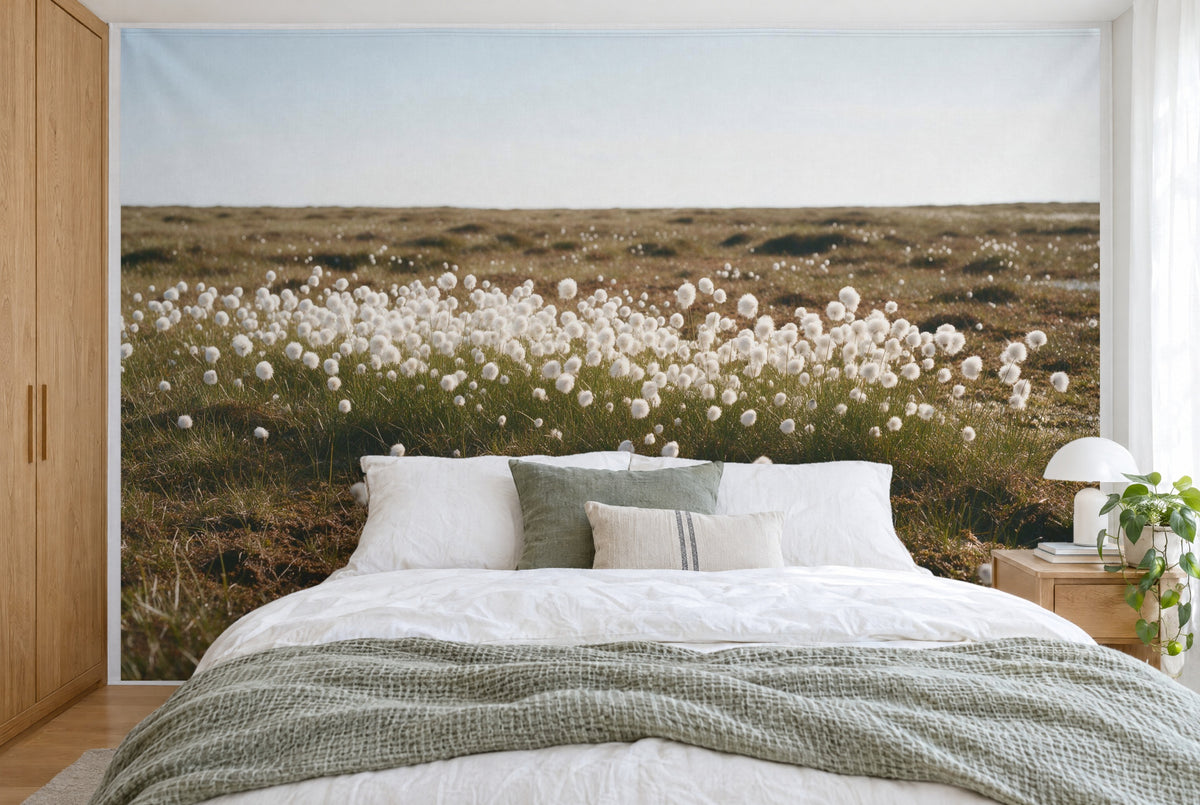 Tissu imprimé XXL : linaigrette blanche dans la bande centrale, tourbière et ciel tout autour, mur entier derrière le lit