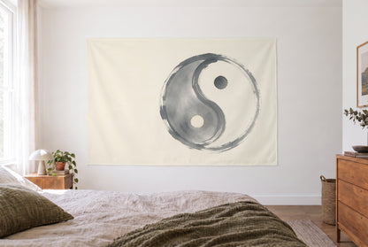 Wandtuch Yin Yang in Tusche im hellen Schlafzimmer gegenüber dem Bett, rechts eine Holzkommode – Grau und Beige