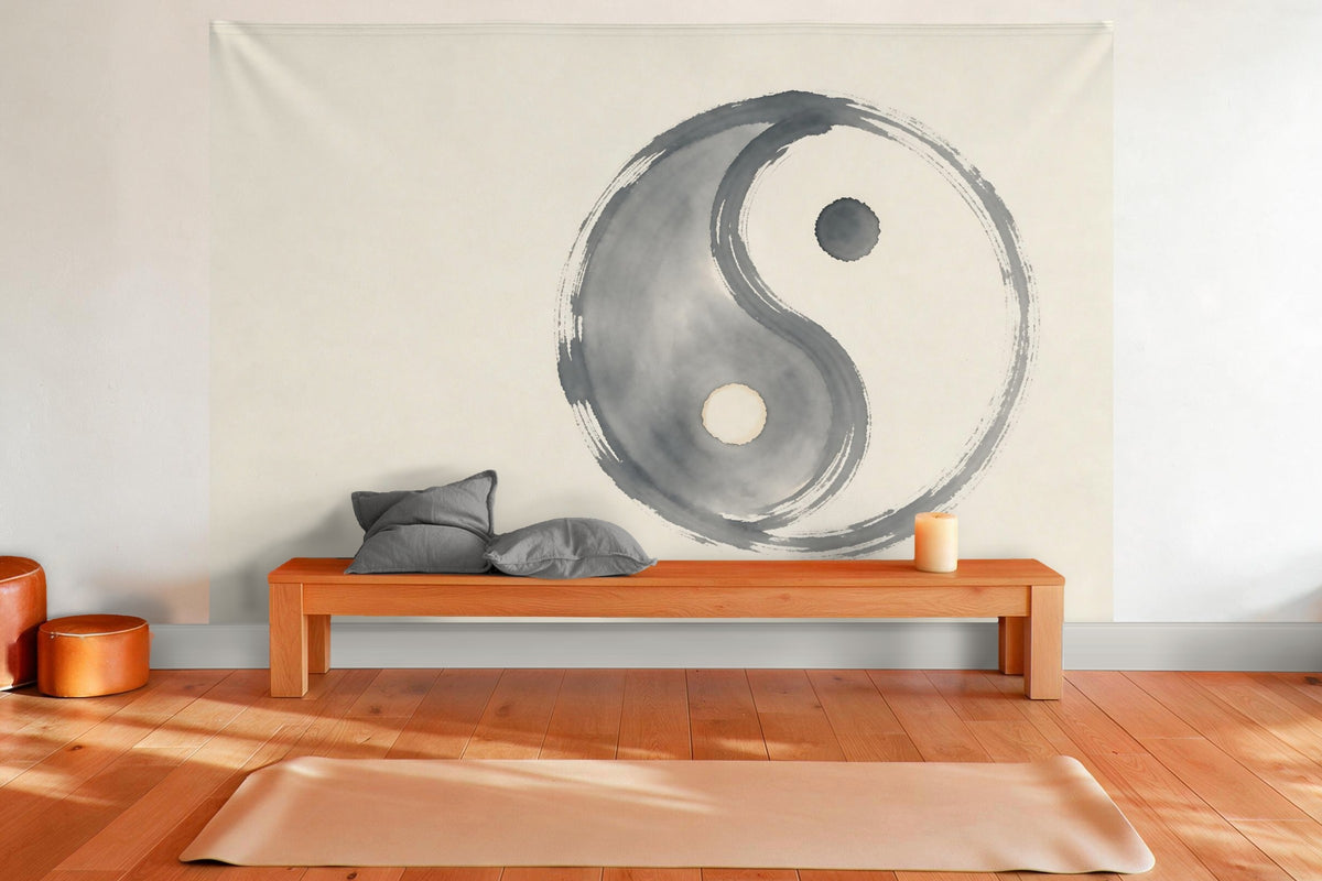 Tapiz de pared XXL Yin yang en tinta como decoración en una sala de yoga