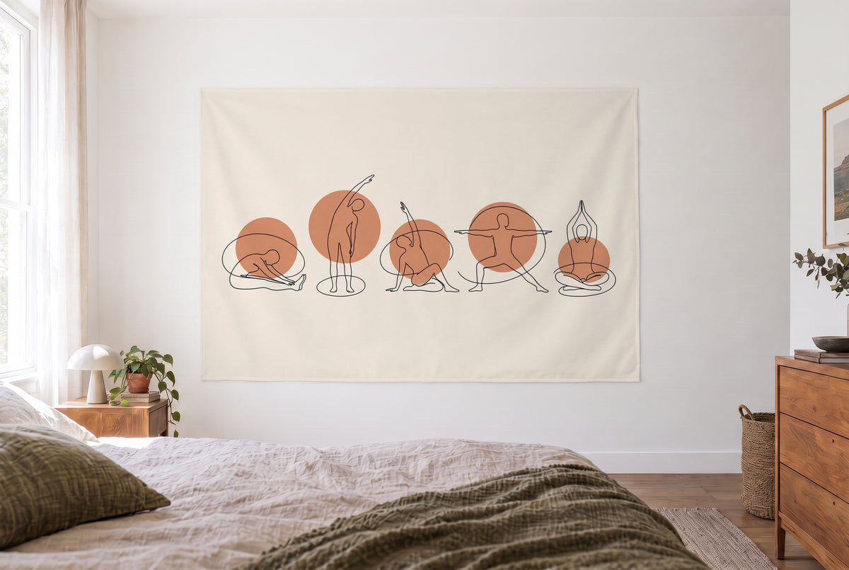Tapiz posturas de yoga en line art en un dormitorio claro frente a la cama, cómoda de madera a la derecha – terracota