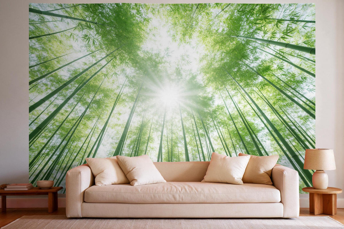 Decoración de pared en un salón luminoso sobre el sofá: tapiz de tela Bosque de bambú desde abajo